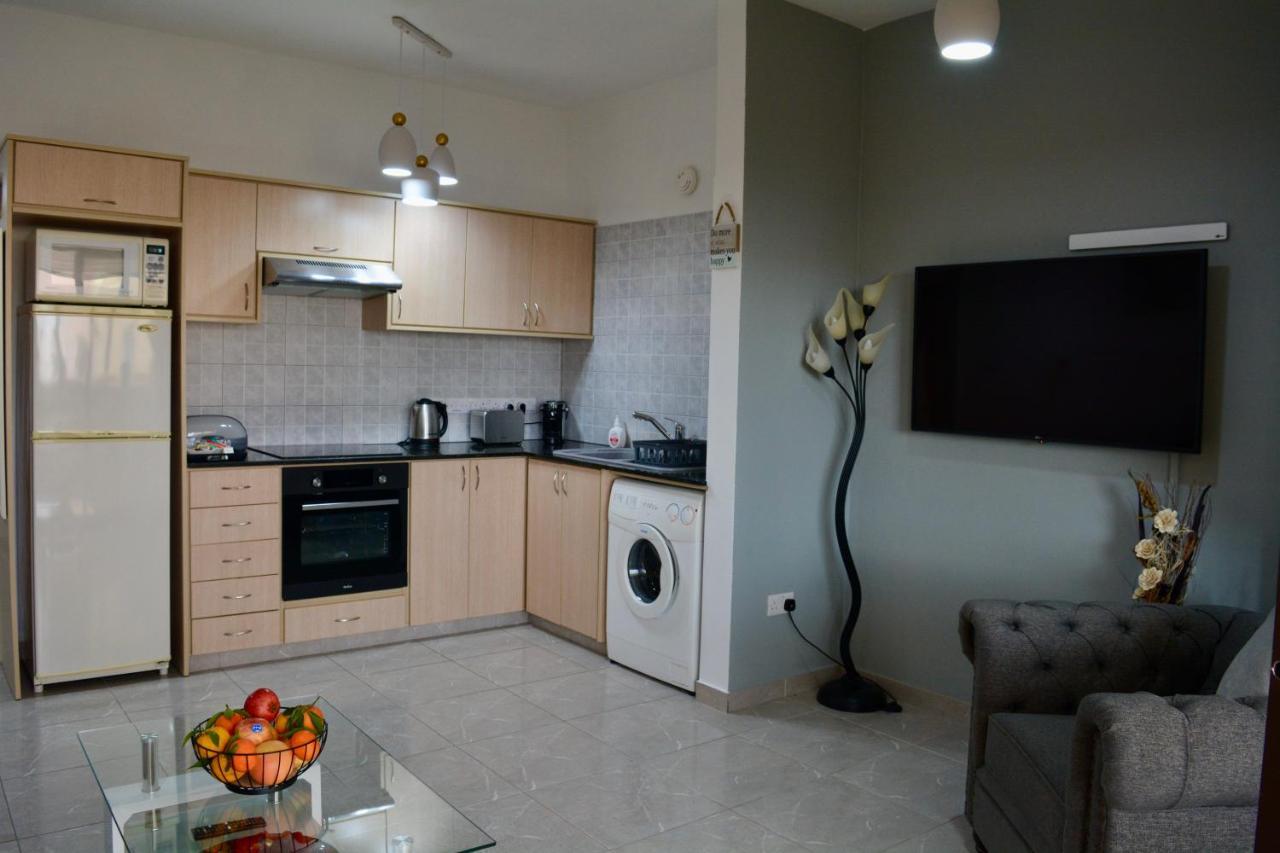 Queens Gardens - Kato - Next To Kings Ave Mall --- By Yiota Апартаменты *